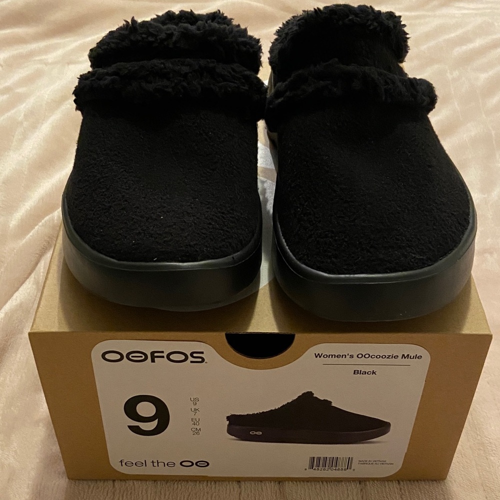 OOFOS Women's Black Fuzzy Mules